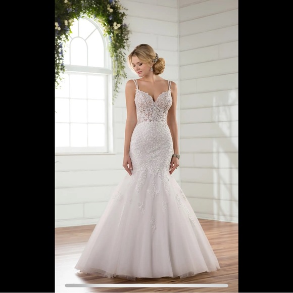 Lace Bodice Wedding Dress. Mermaid Style Bottom. Size 6, fits like a 4 - Picture 2 of 16